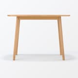 高さが変えられる木製テーブル