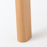 高さが変えられる木製テーブル