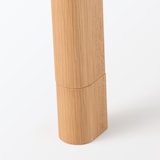 高さが変えられる木製テーブル