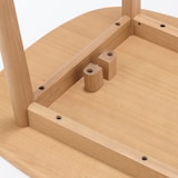 高さが変えられる木製テーブル