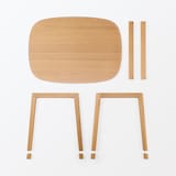 高さが変えられる木製テーブル