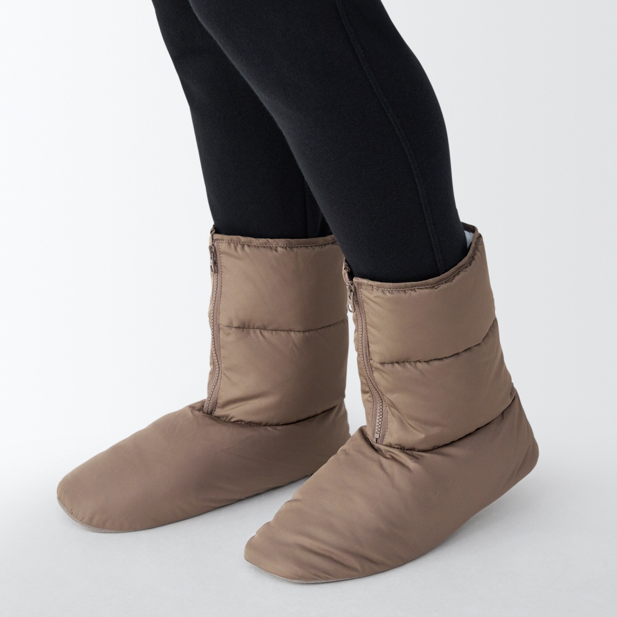 リサイクルダウンを使ったダウンルームブーツ