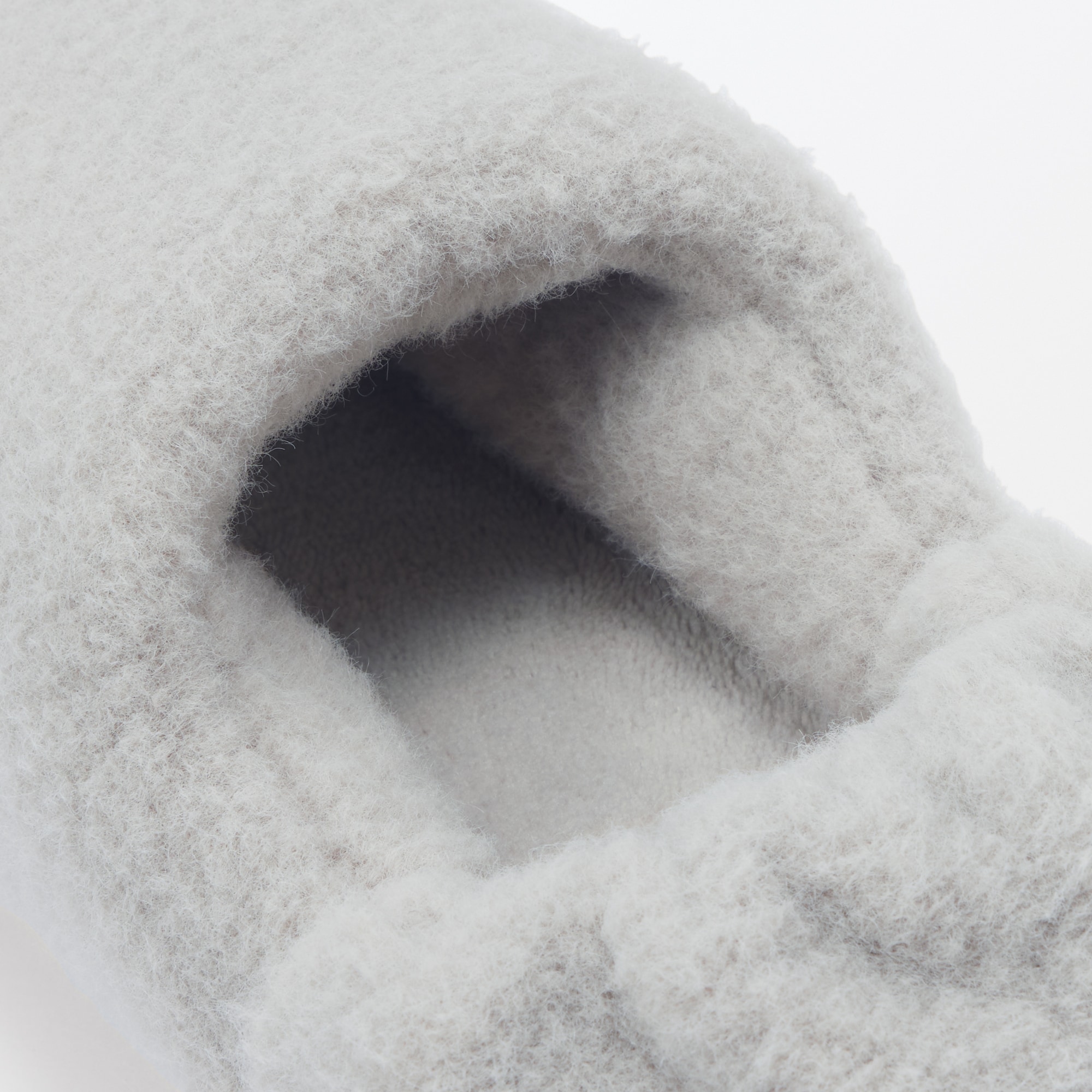 あたたかファイバーかかとにフィットするルームシューズ