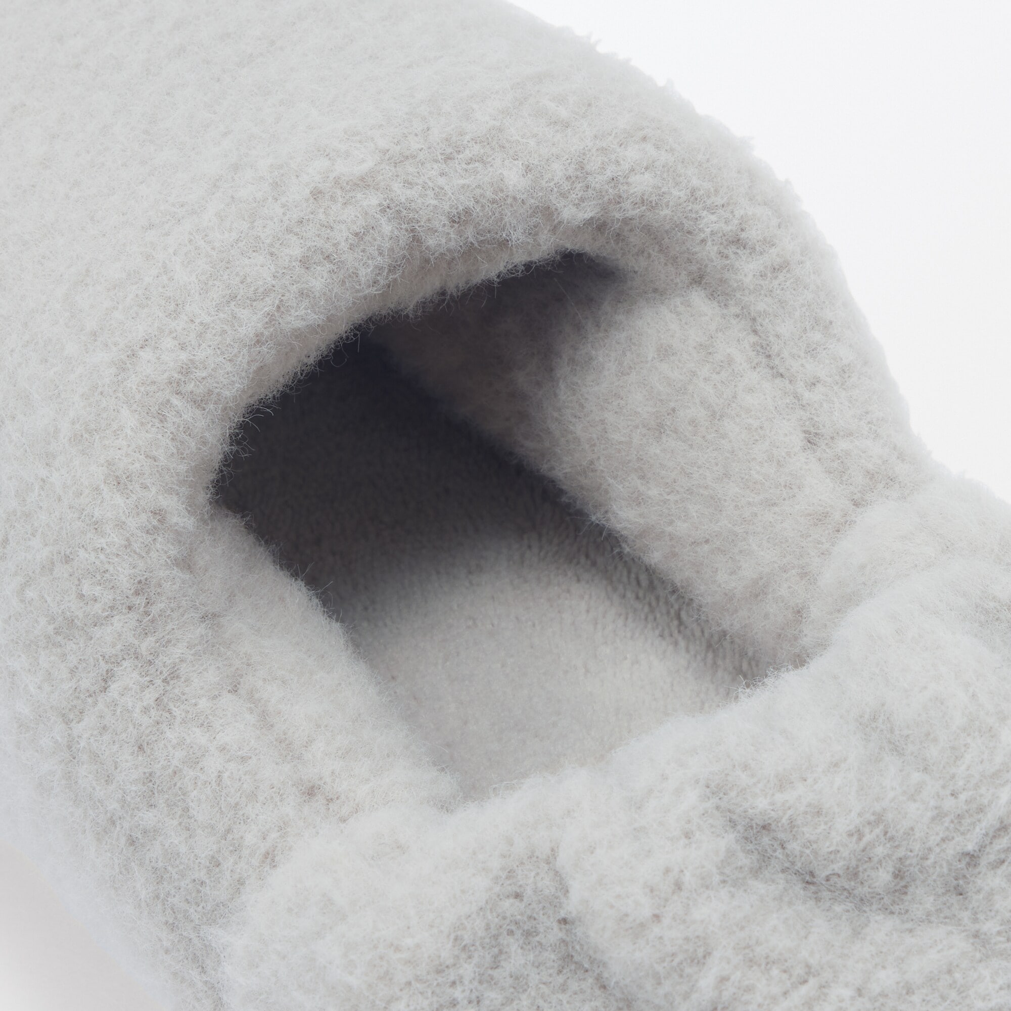 あたたかファイバーかかとにフィットするルームシューズ