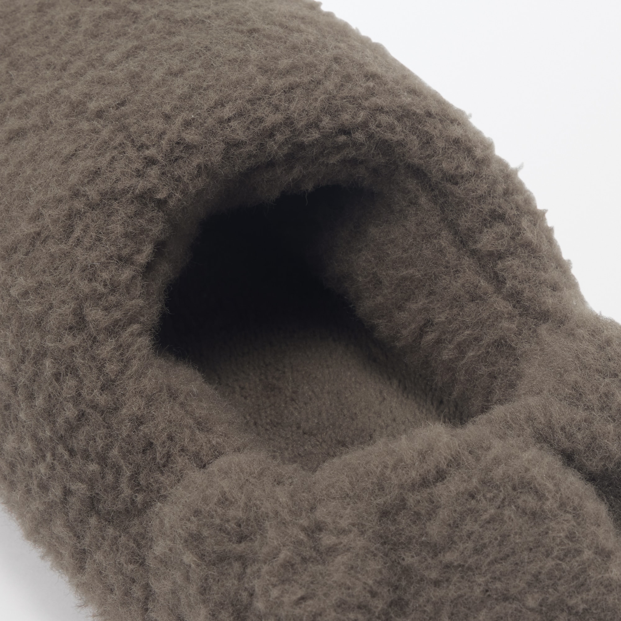 あたたかファイバーかかとにフィットするルームシューズ