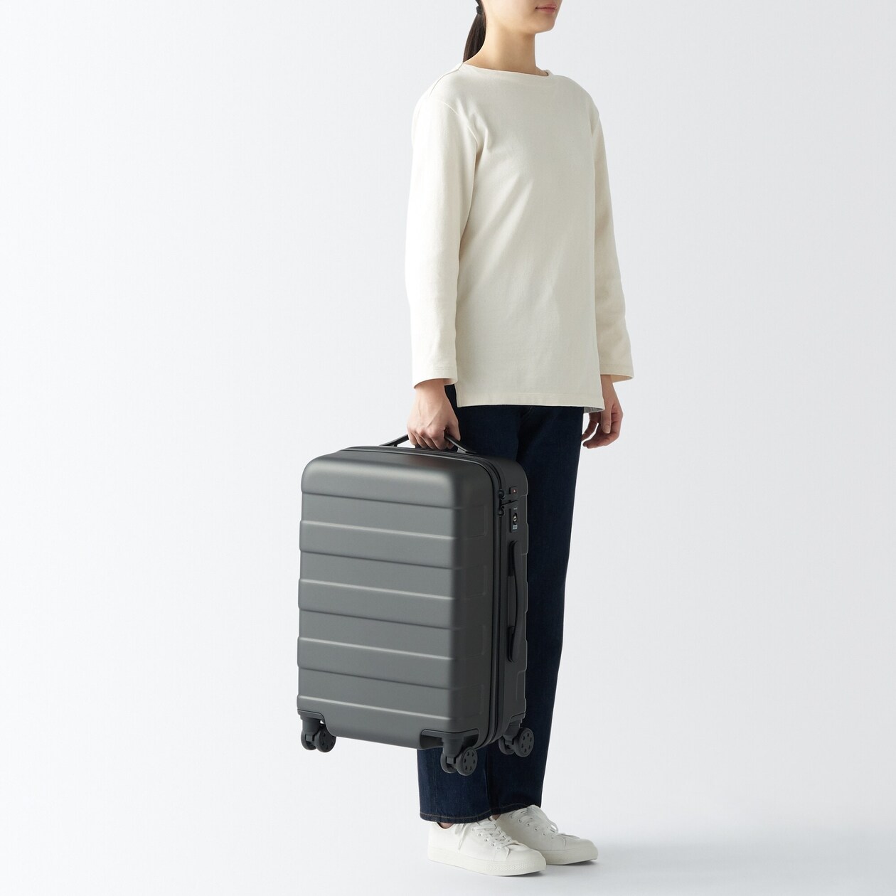 バーを自由に調節できる　ハードキャリーケース（３６Ｌ）