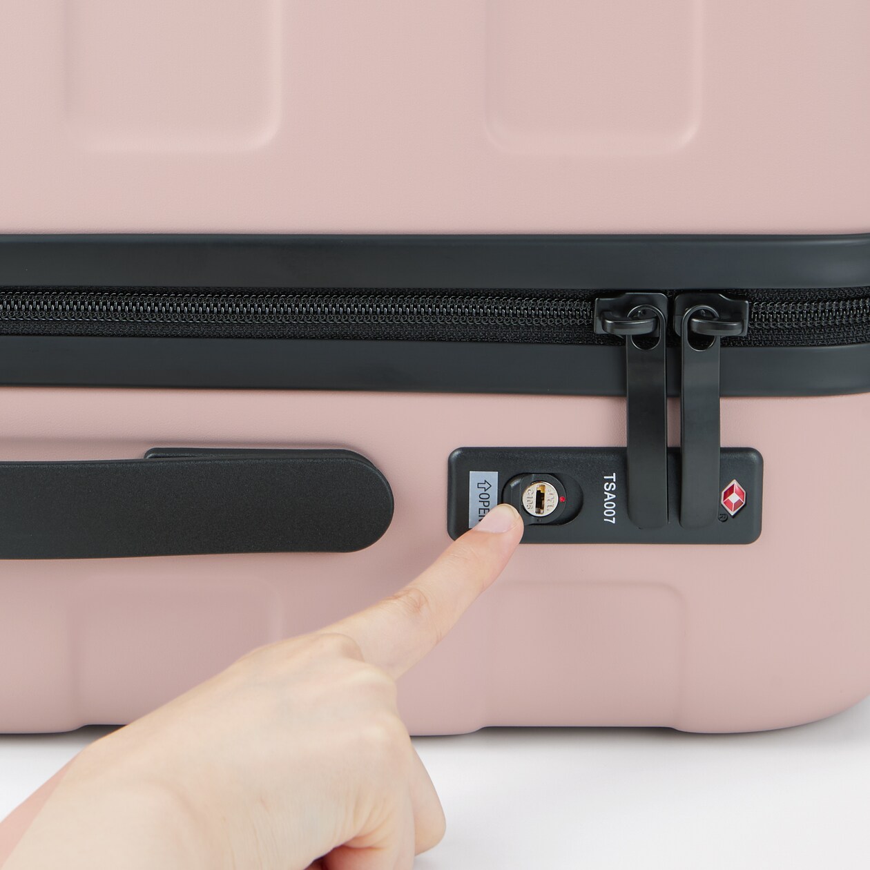 バーを自由に調節できる　ハードキャリーケース（３６Ｌ）