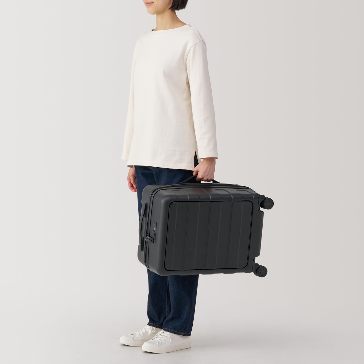 バーを自由に調節できる　フロントオープンキャリーケース（３２Ｌ）