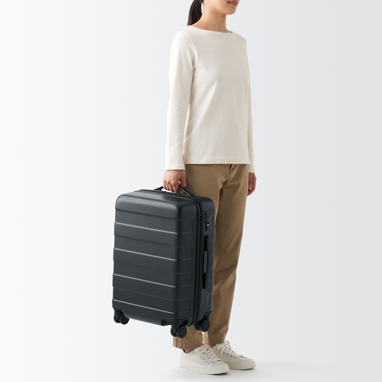 バーを自由に調節できる　ハードキャリーケース（３６Ｌ）