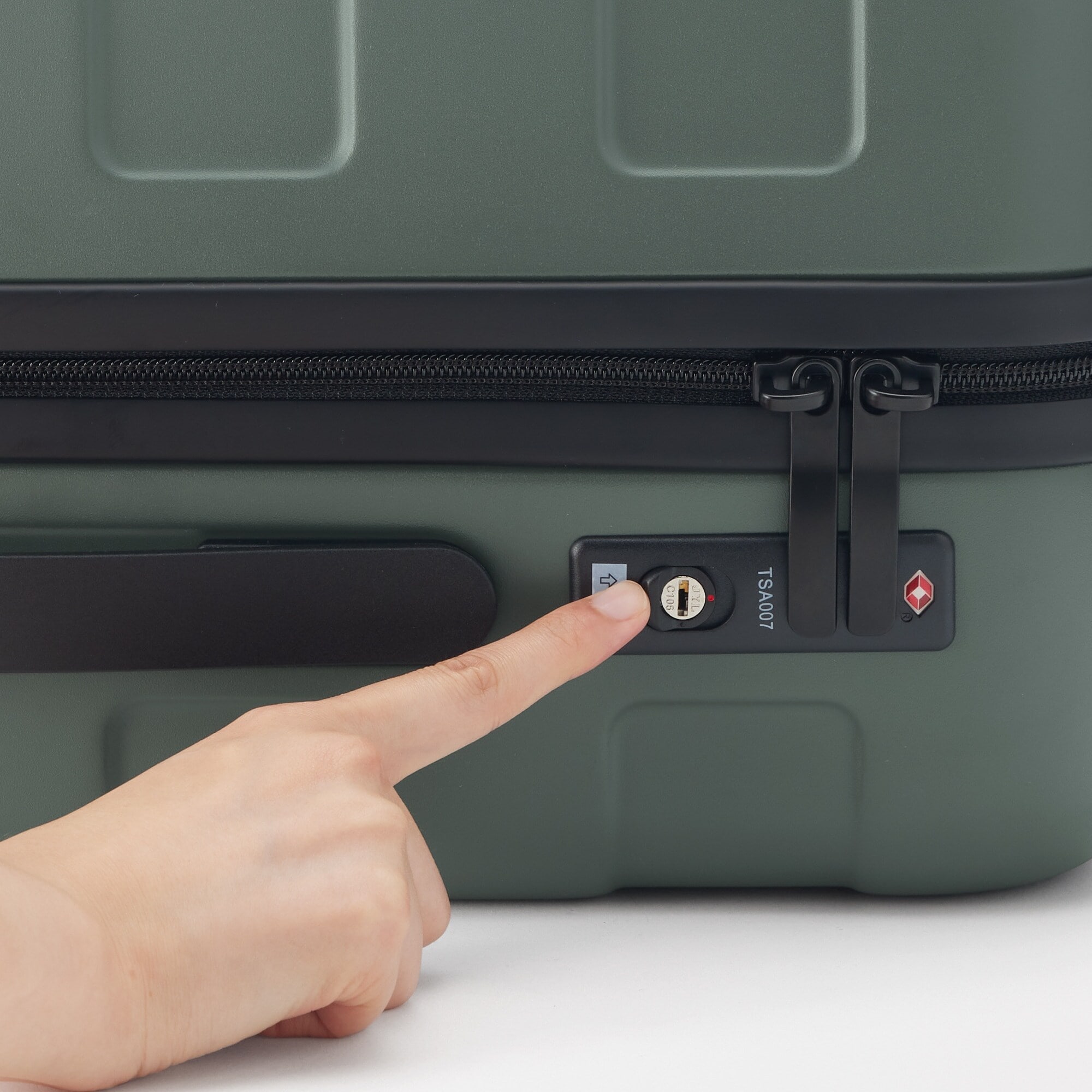 バーを自由に調節できる　ハードキャリーケース（３６Ｌ）