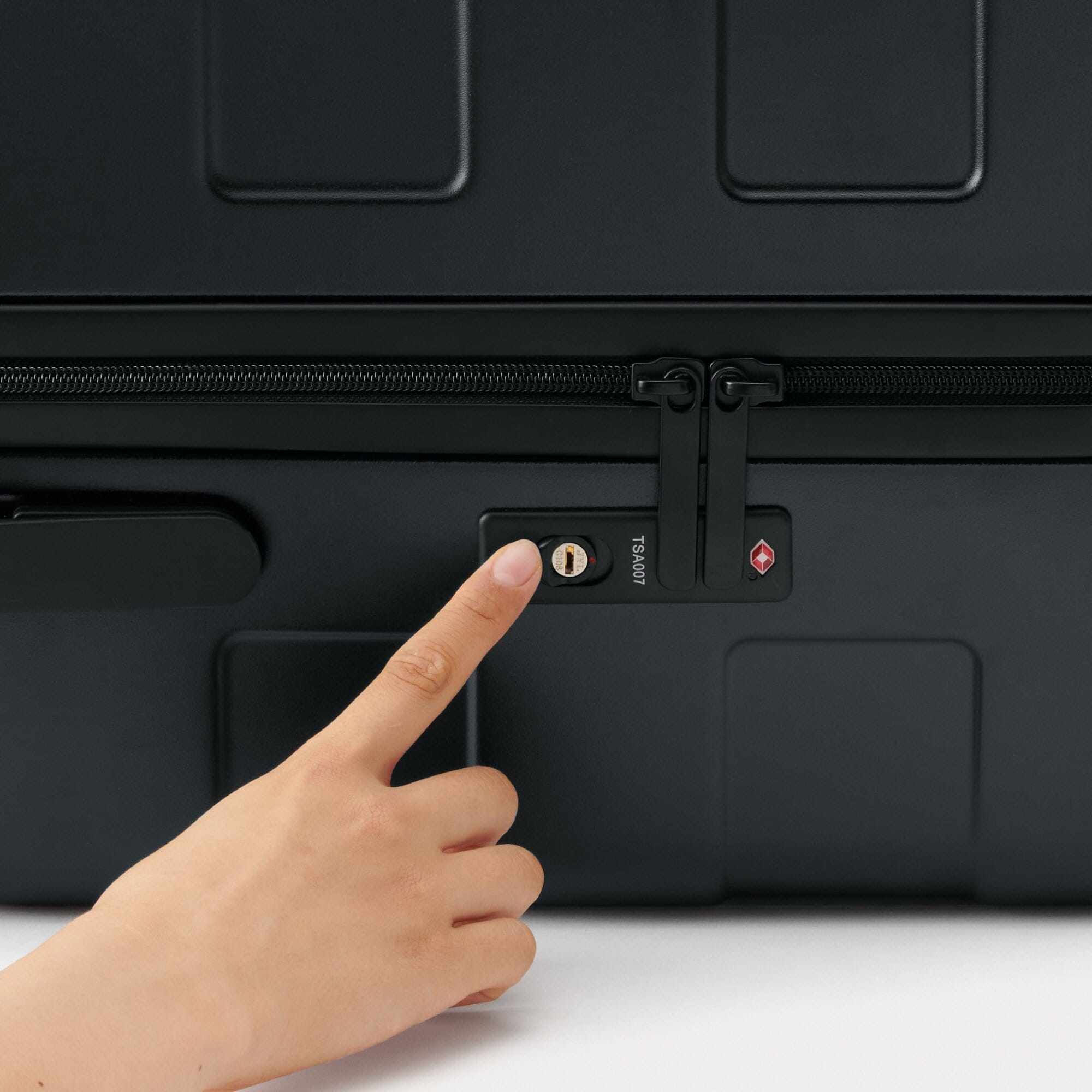 バーを自由に調節できる　ハードキャリーケース（１０５Ｌ）