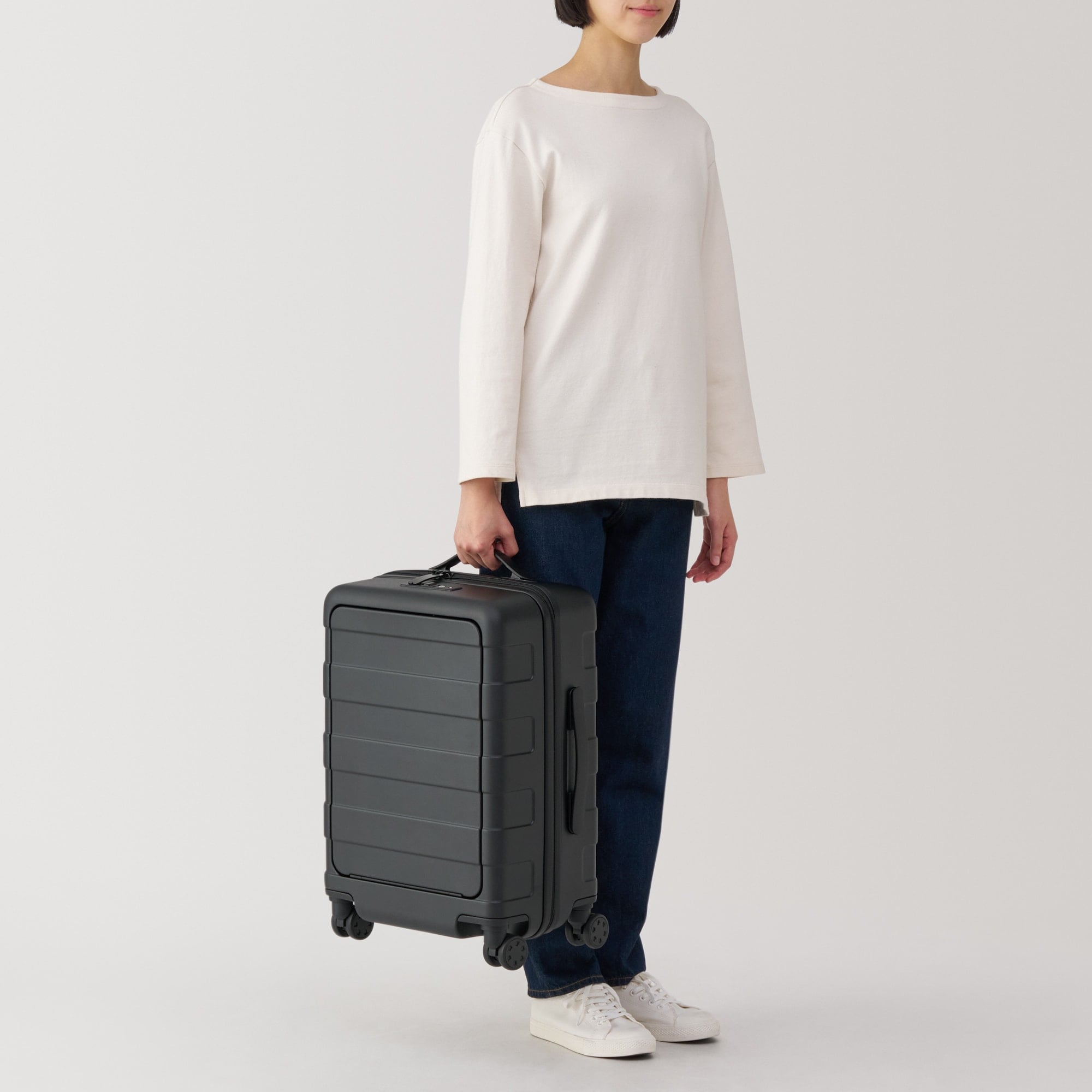 バーを自由に調節できる　フロントオープンキャリーケース（３２Ｌ）