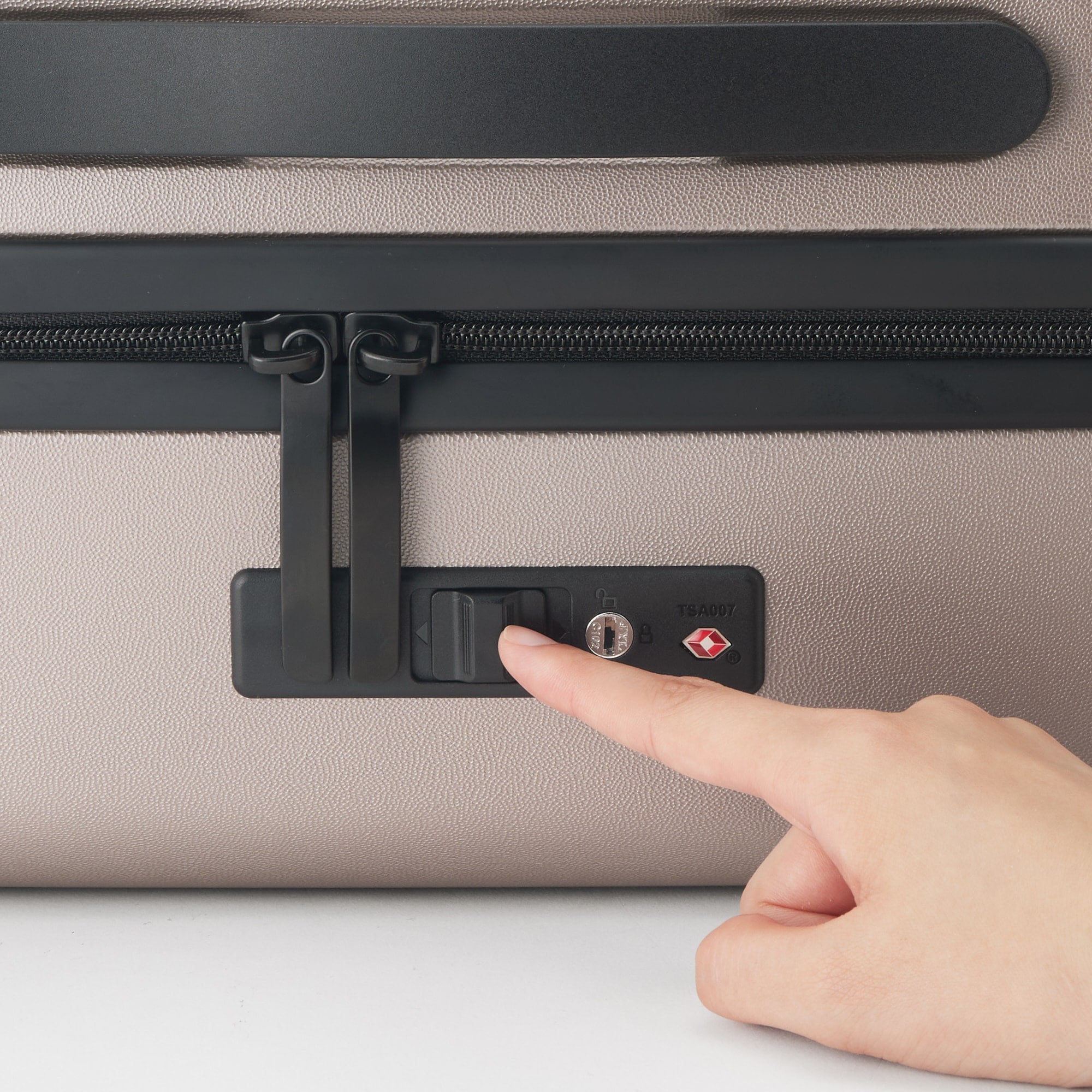 バーを自由に調節できる　フロントオープンキャリーケース（３２Ｌ）