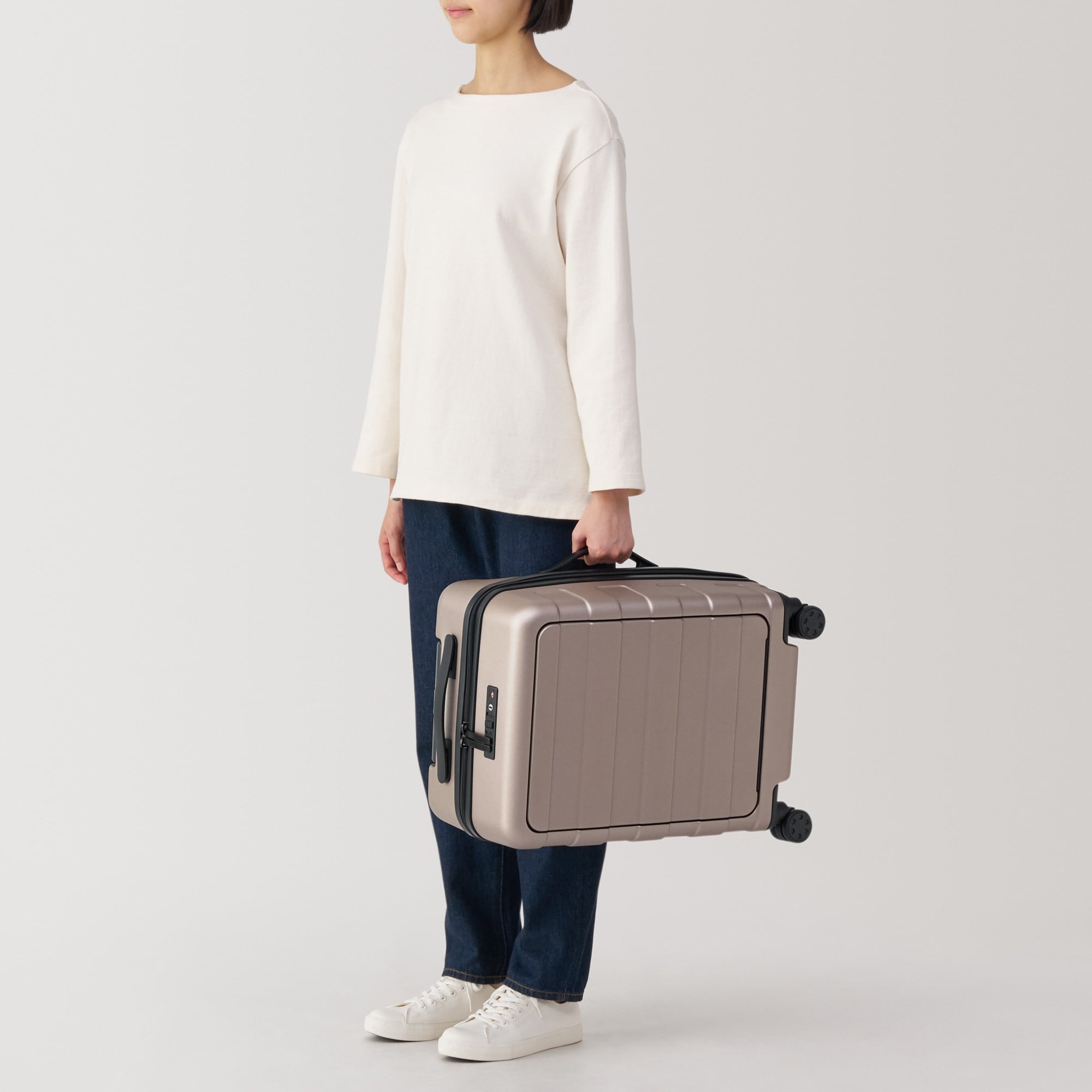 バーを自由に調節できる　フロントオープンキャリーケース（３２Ｌ）