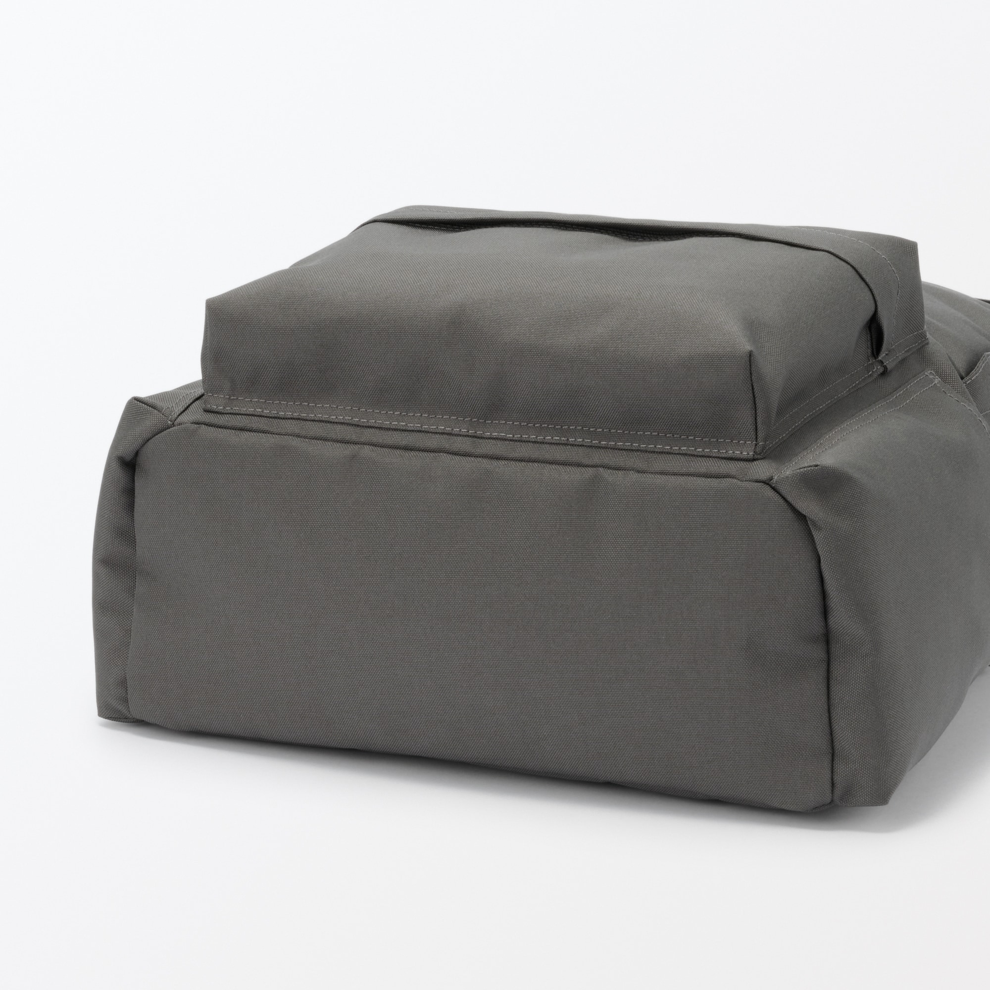 肩の負担を軽くする　撥水リュックサック