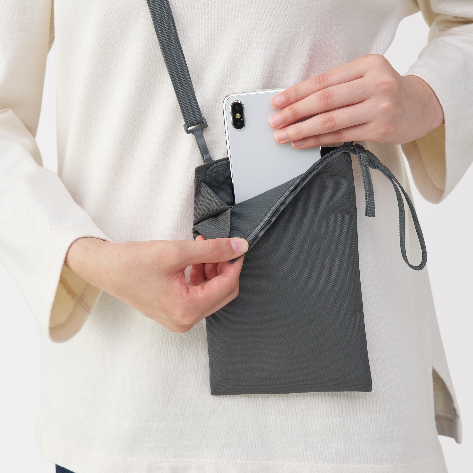 ポーチとしても使える　撥水ミニサコッシュ