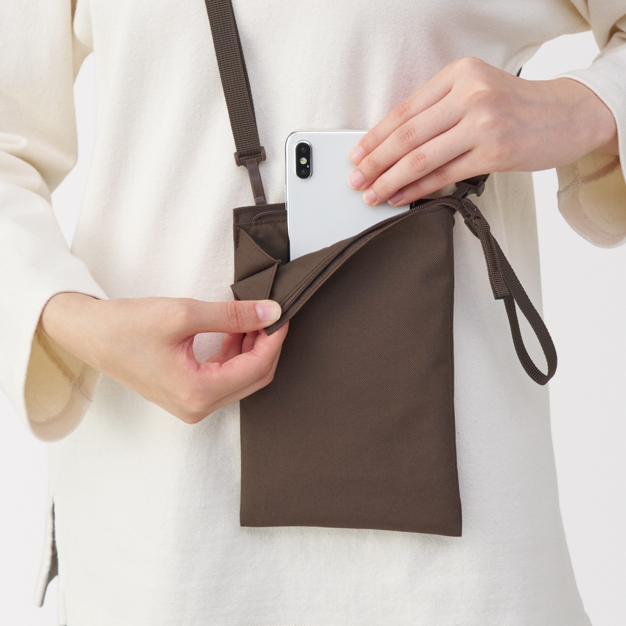 ポーチとしても使える　撥水ミニサコッシュ