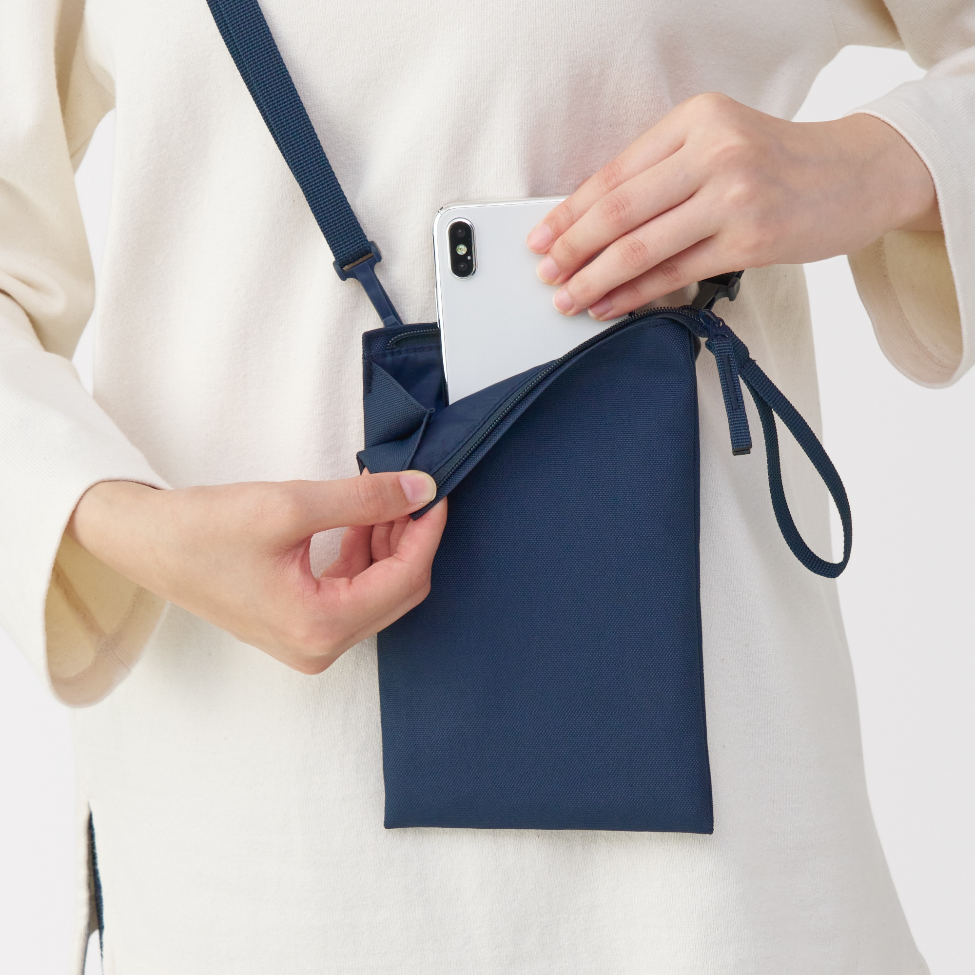 ポーチとしても使える　撥水ミニサコッシュ