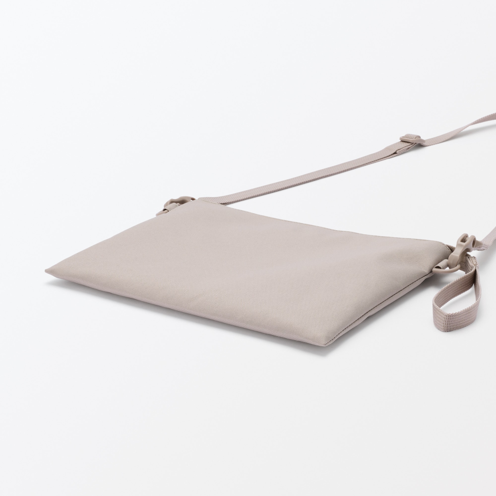 ポーチとしても使える　撥水サコッシュ