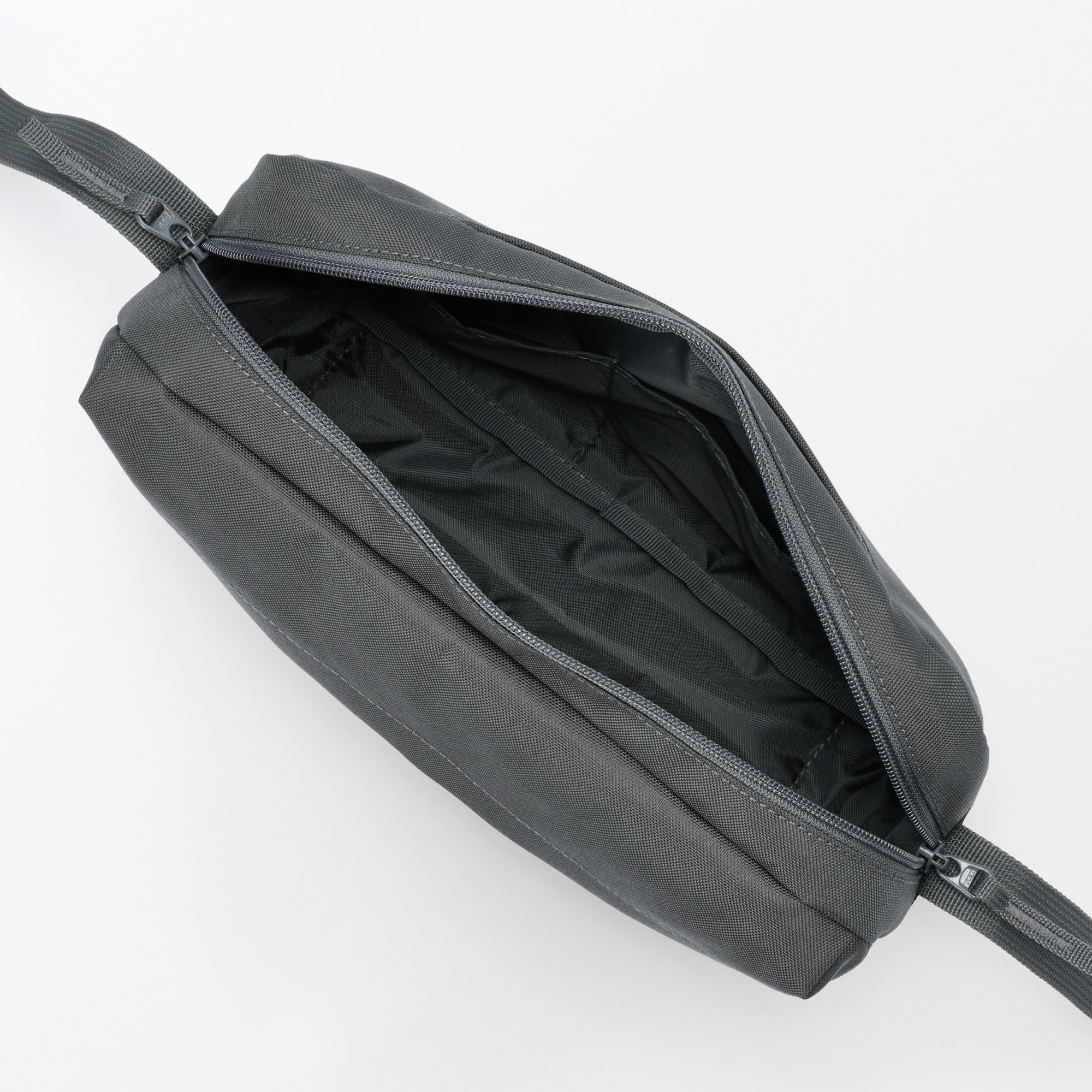 背面ポケット付き　撥水ショルダーバッグ