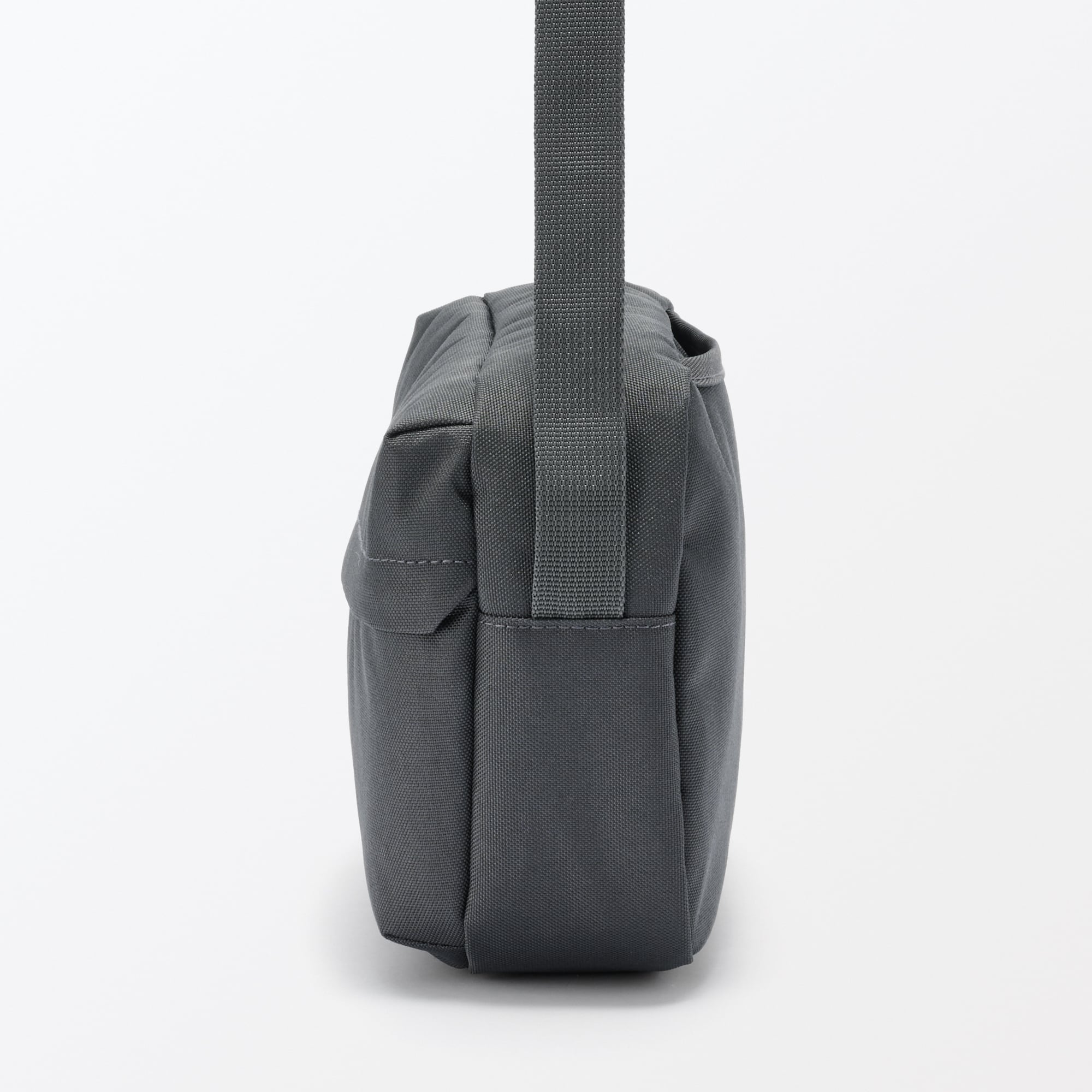 背面ポケット付き　撥水ショルダーバッグ