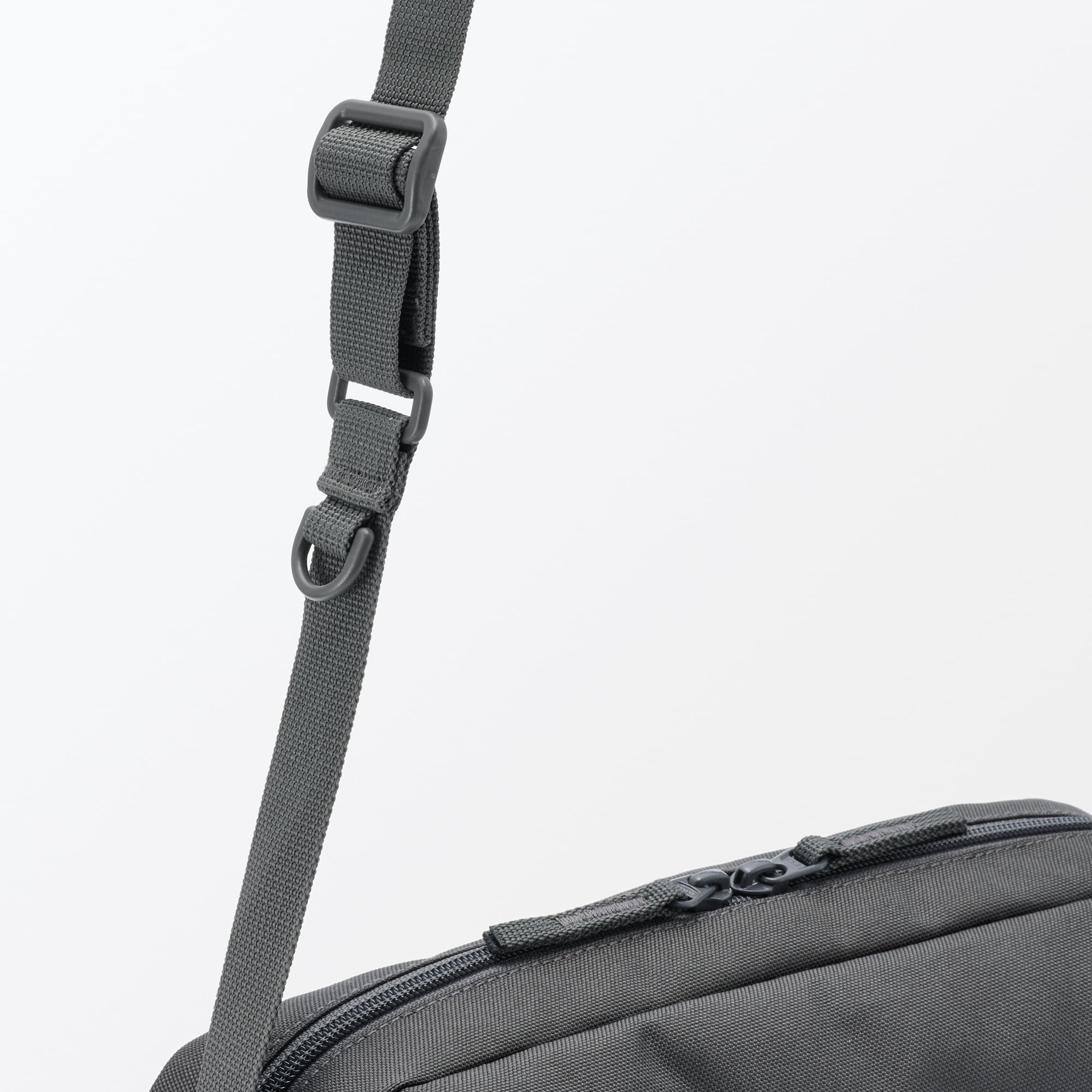 背面ポケット付き　撥水ショルダーバッグ