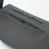 背面ポケット付き　撥水ショルダーバッグ