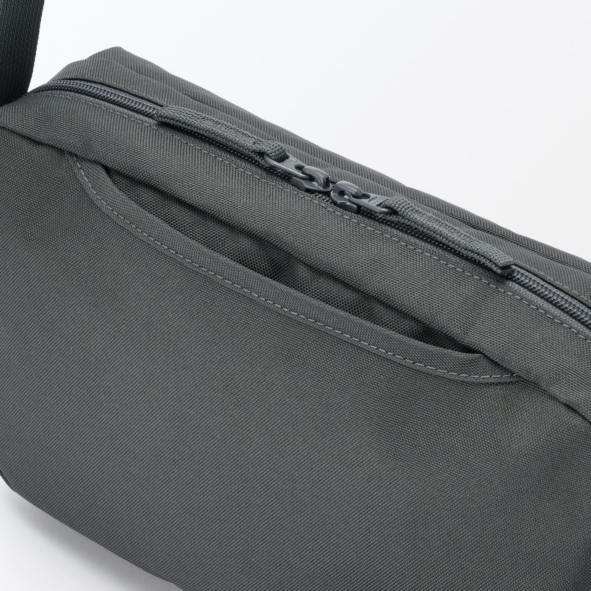 背面ポケット付き　撥水ショルダーバッグ