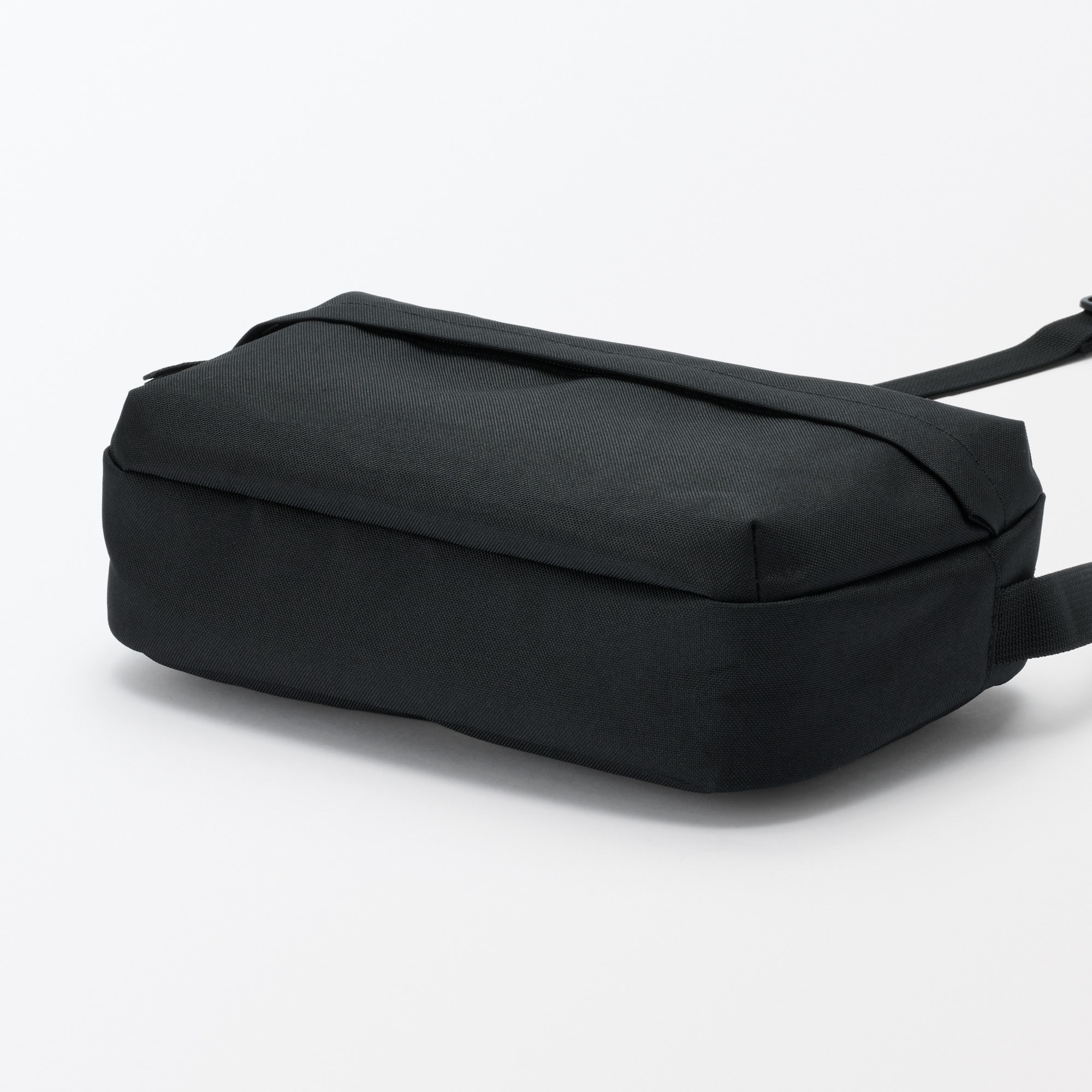 背面ポケット付き　撥水ショルダーバッグ