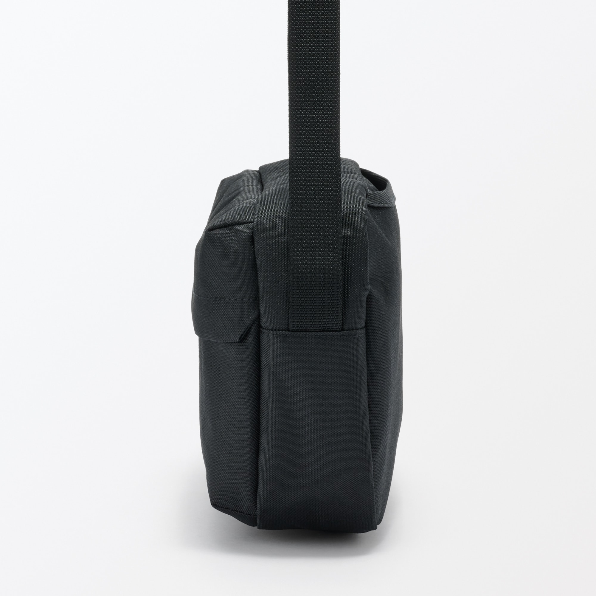 背面ポケット付き　撥水ショルダーバッグ