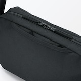 背面ポケット付き　撥水ショルダーバッグ