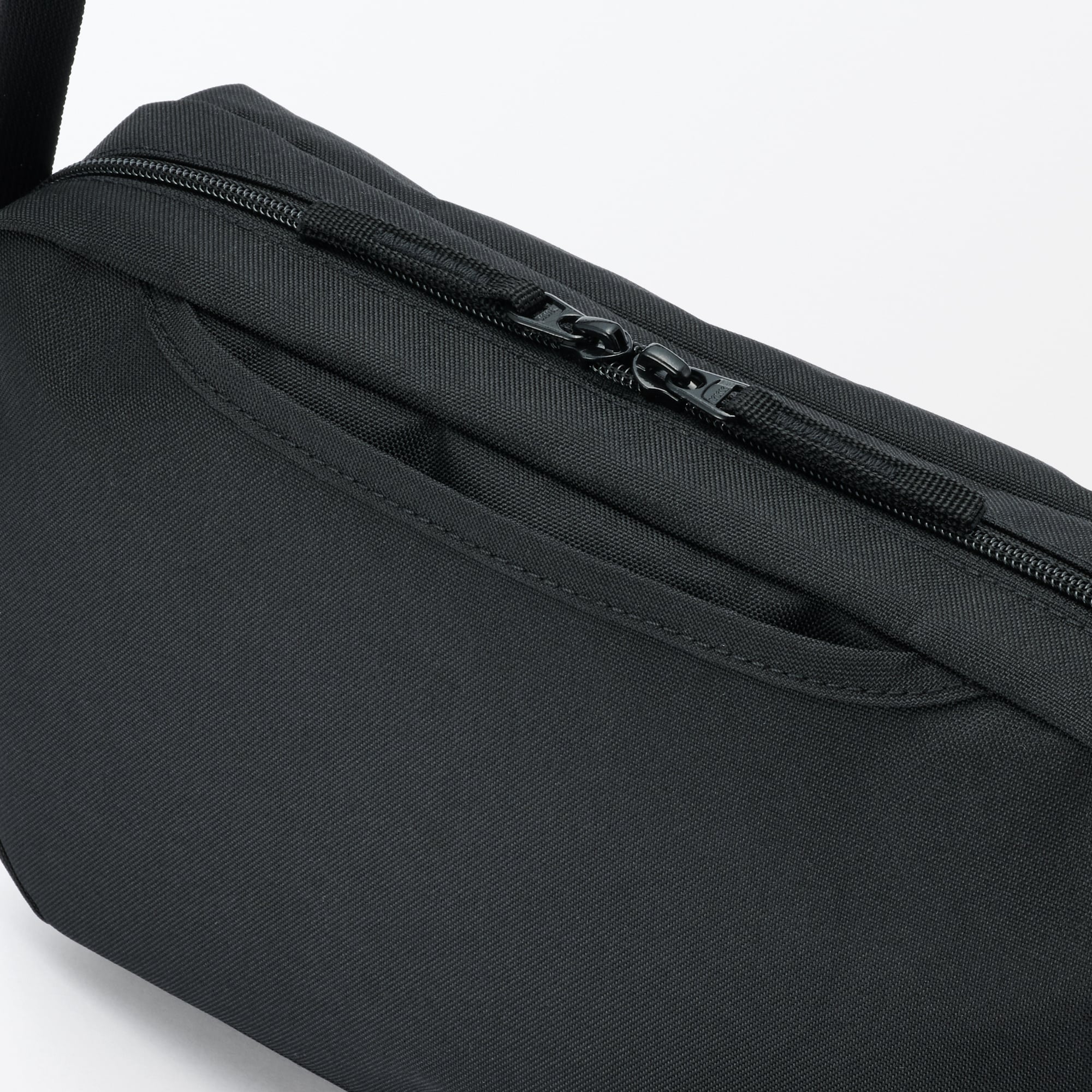 背面ポケット付き　撥水ショルダーバッグ