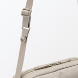 背面ポケット付き　撥水ショルダーバッグ