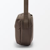 背面ポケット付き　撥水ショルダーバッグ