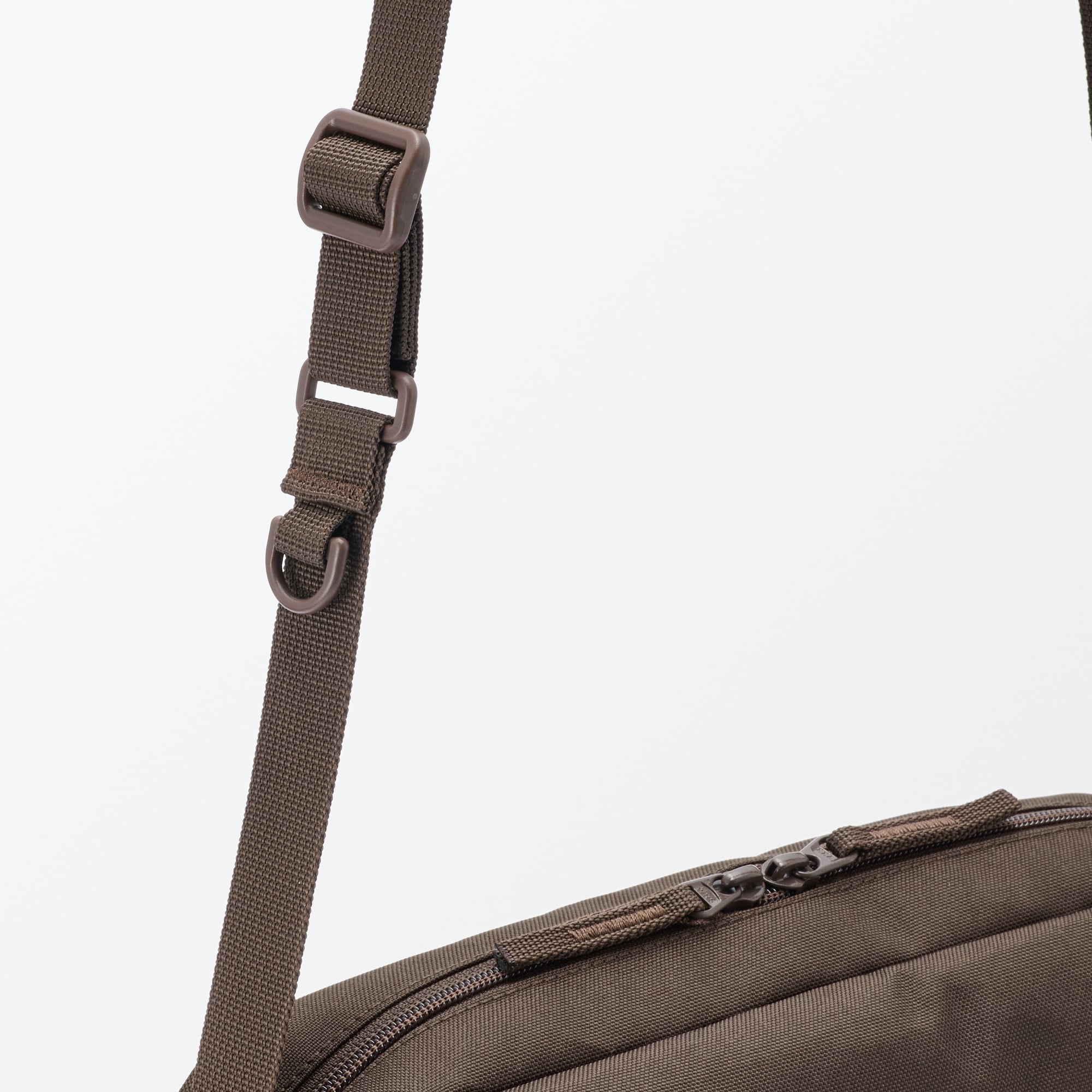 背面ポケット付き　撥水ショルダーバッグ