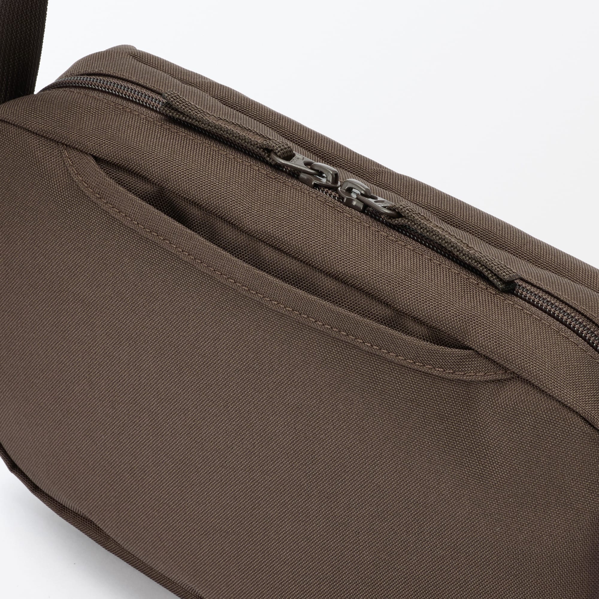 背面ポケット付き　撥水ショルダーバッグ