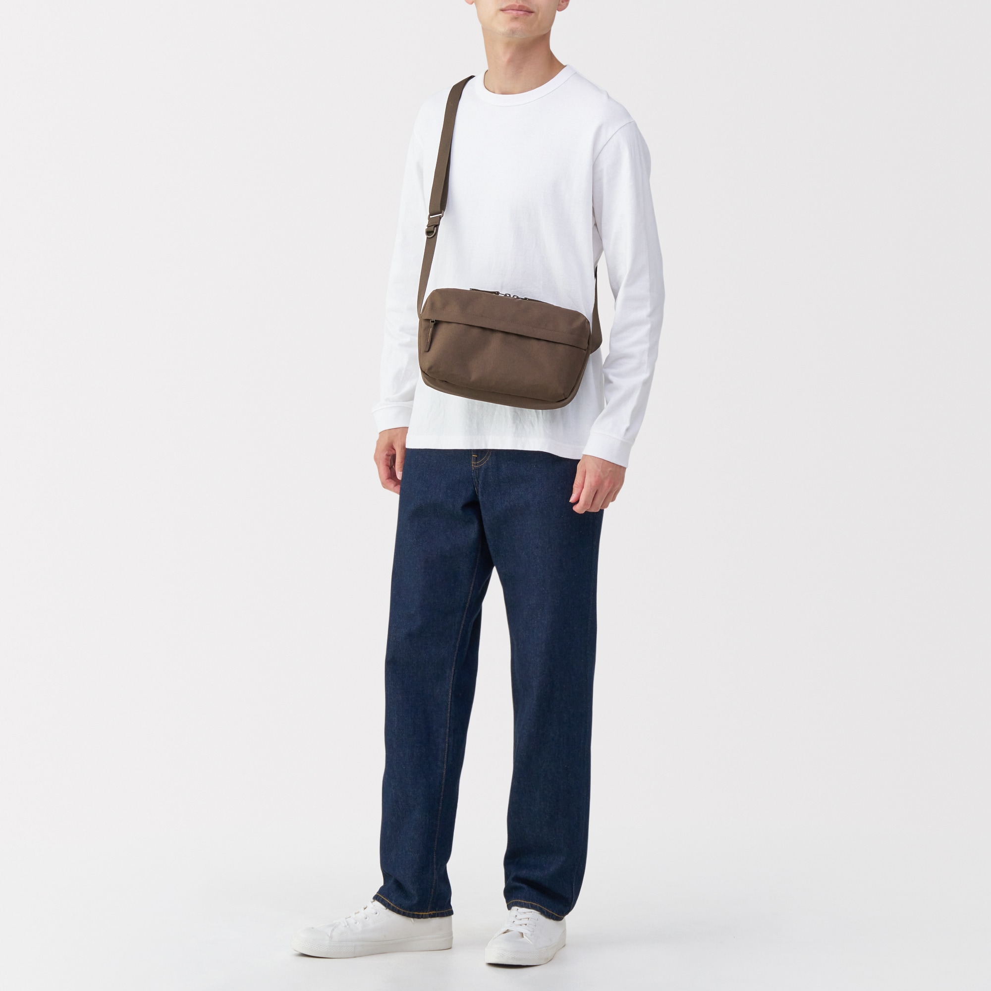 背面ポケット付き　撥水ショルダーバッグ