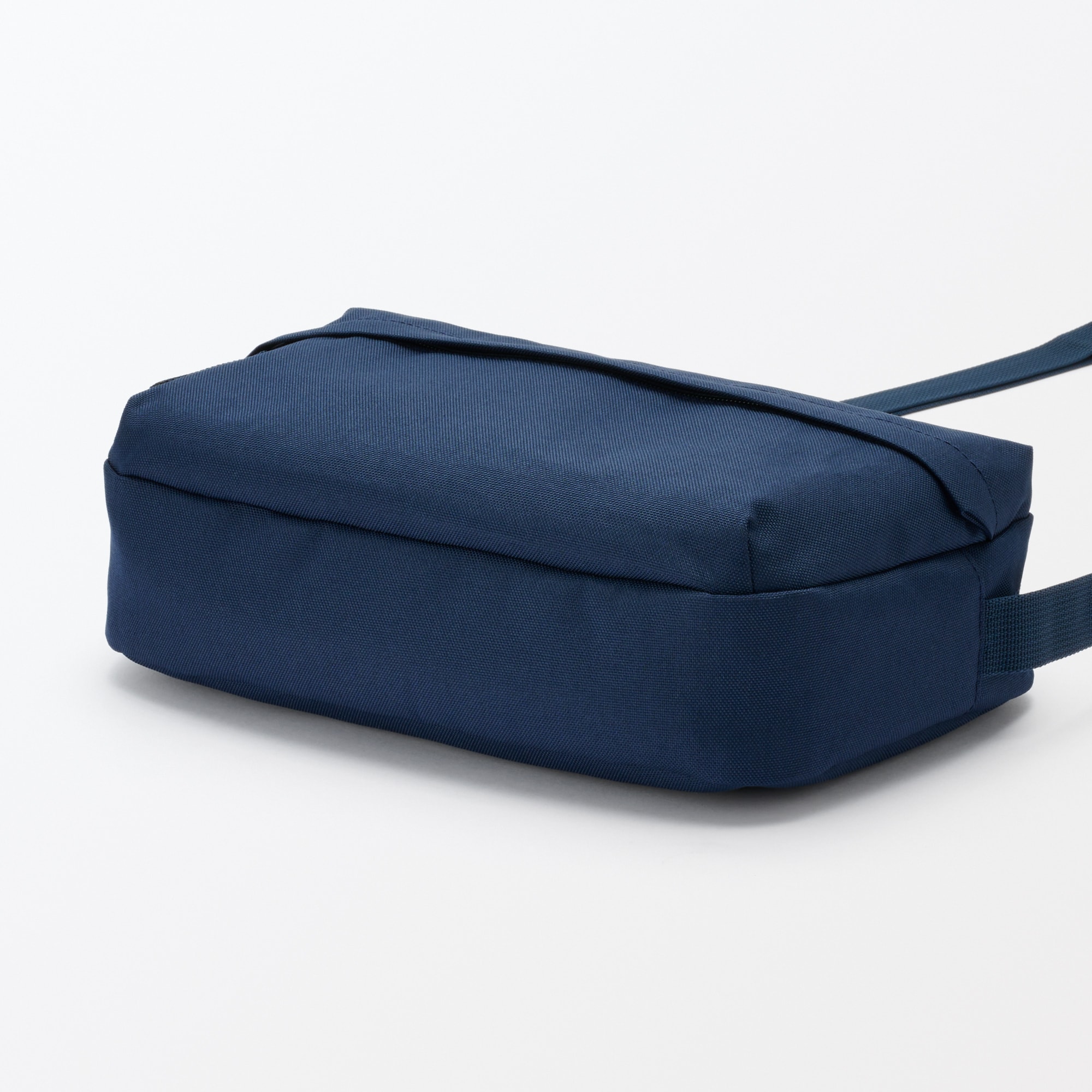 背面ポケット付き　撥水ショルダーバッグ