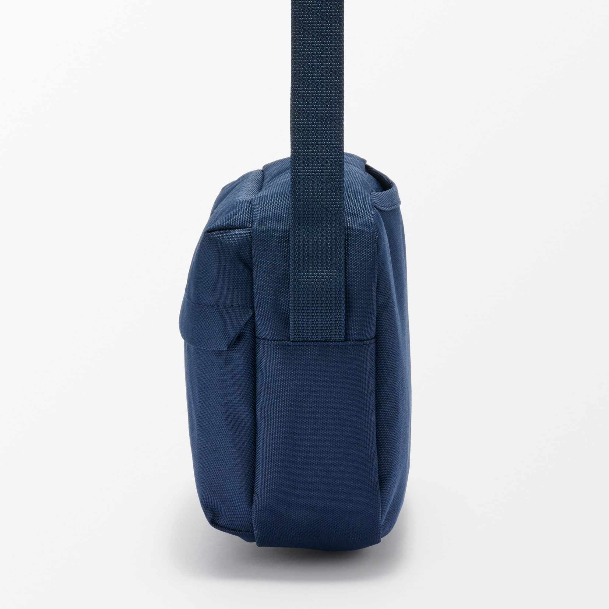 背面ポケット付き　撥水ショルダーバッグ