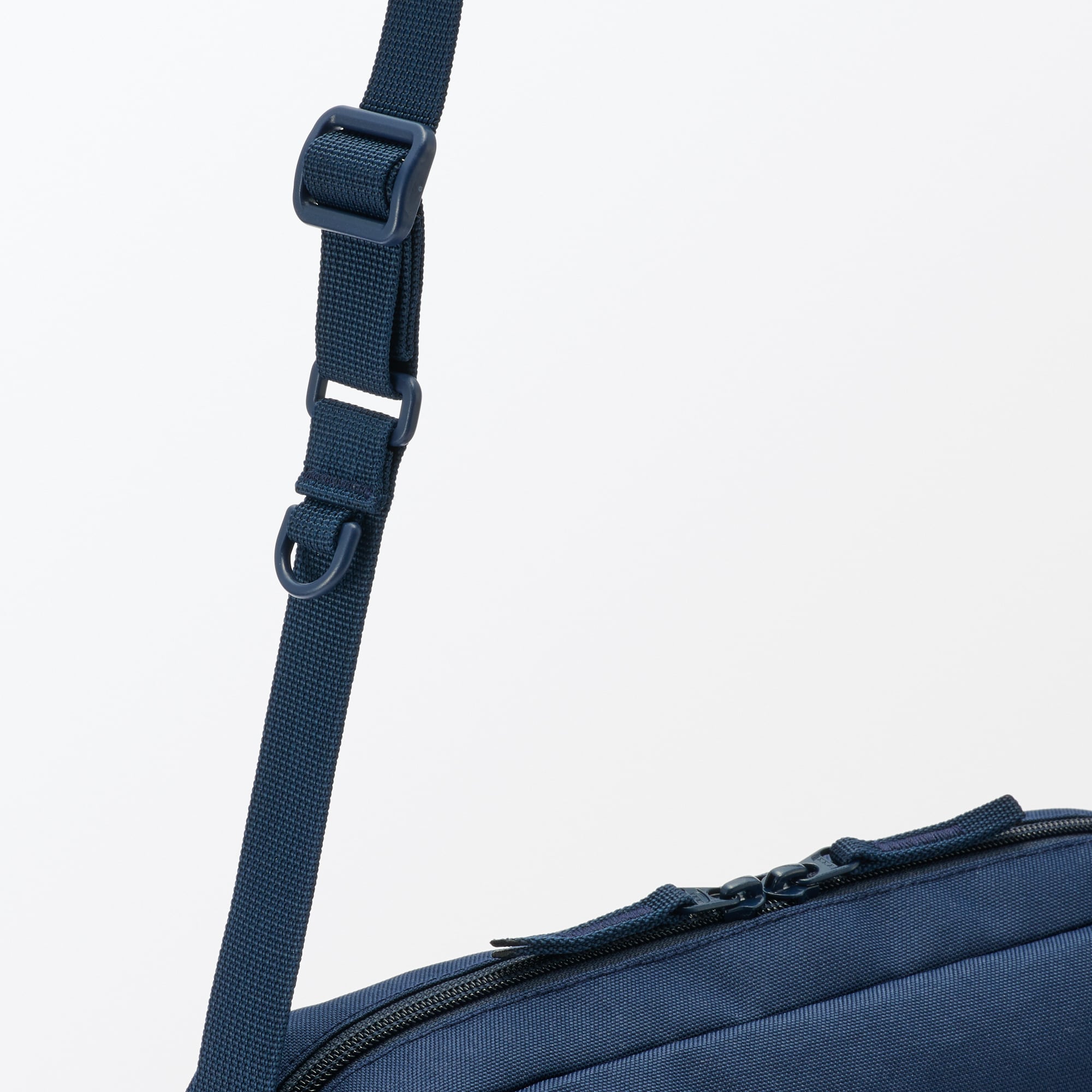 背面ポケット付き　撥水ショルダーバッグ