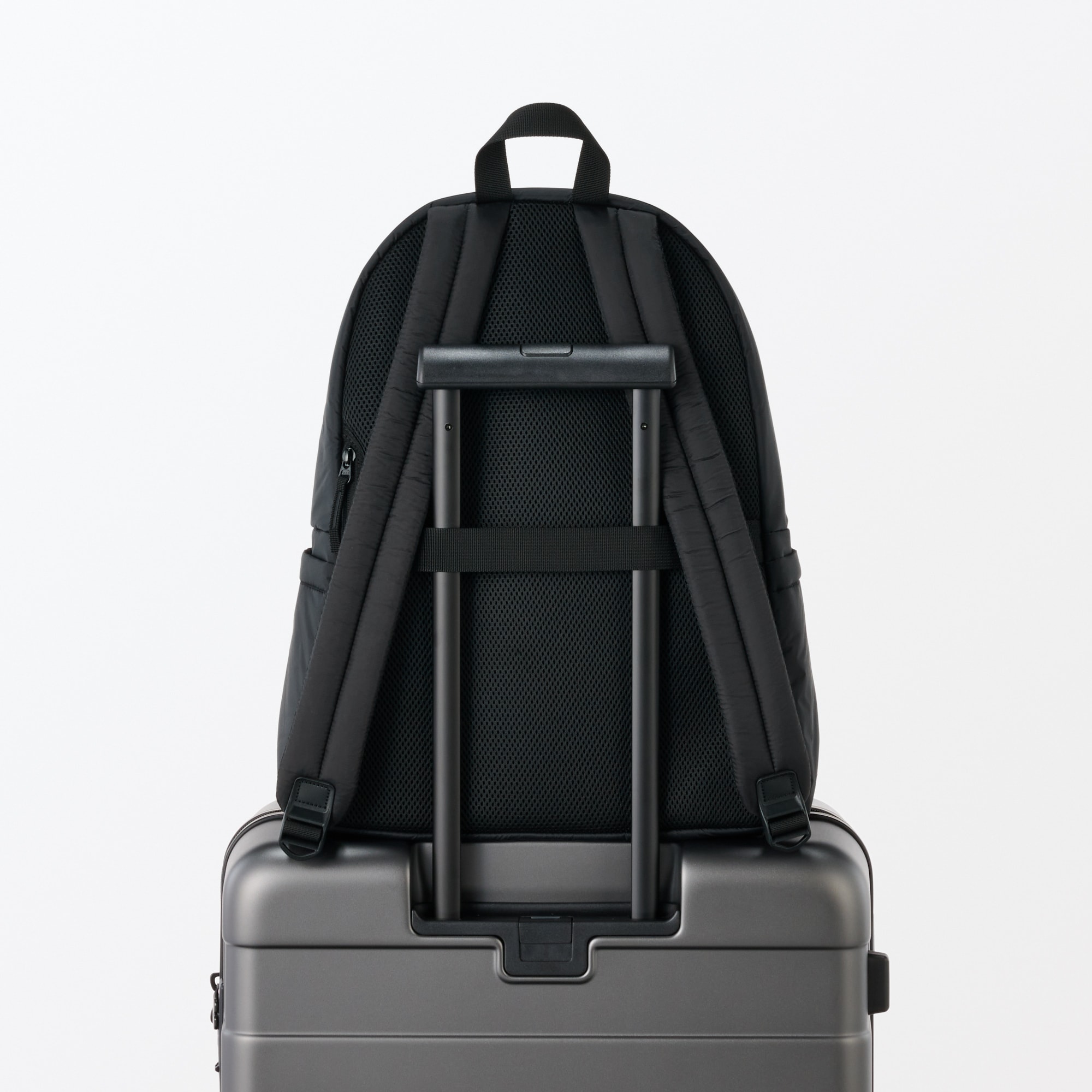 肩の負担を軽くする　撥水中わた入りリュックサック