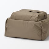 肩の負担を軽くする　撥水中わた入りリュックサック