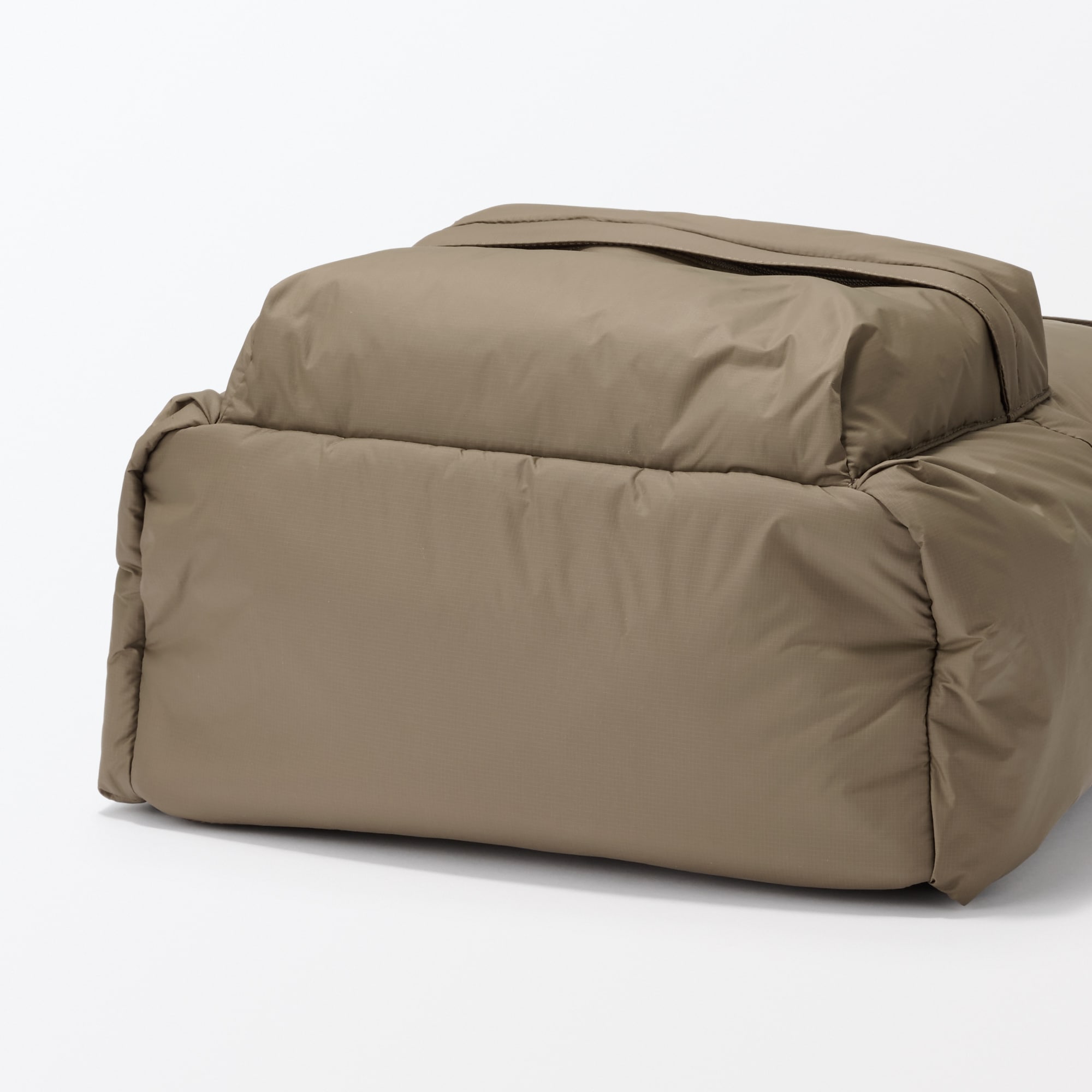 肩の負担を軽くする　撥水中わた入りリュックサック