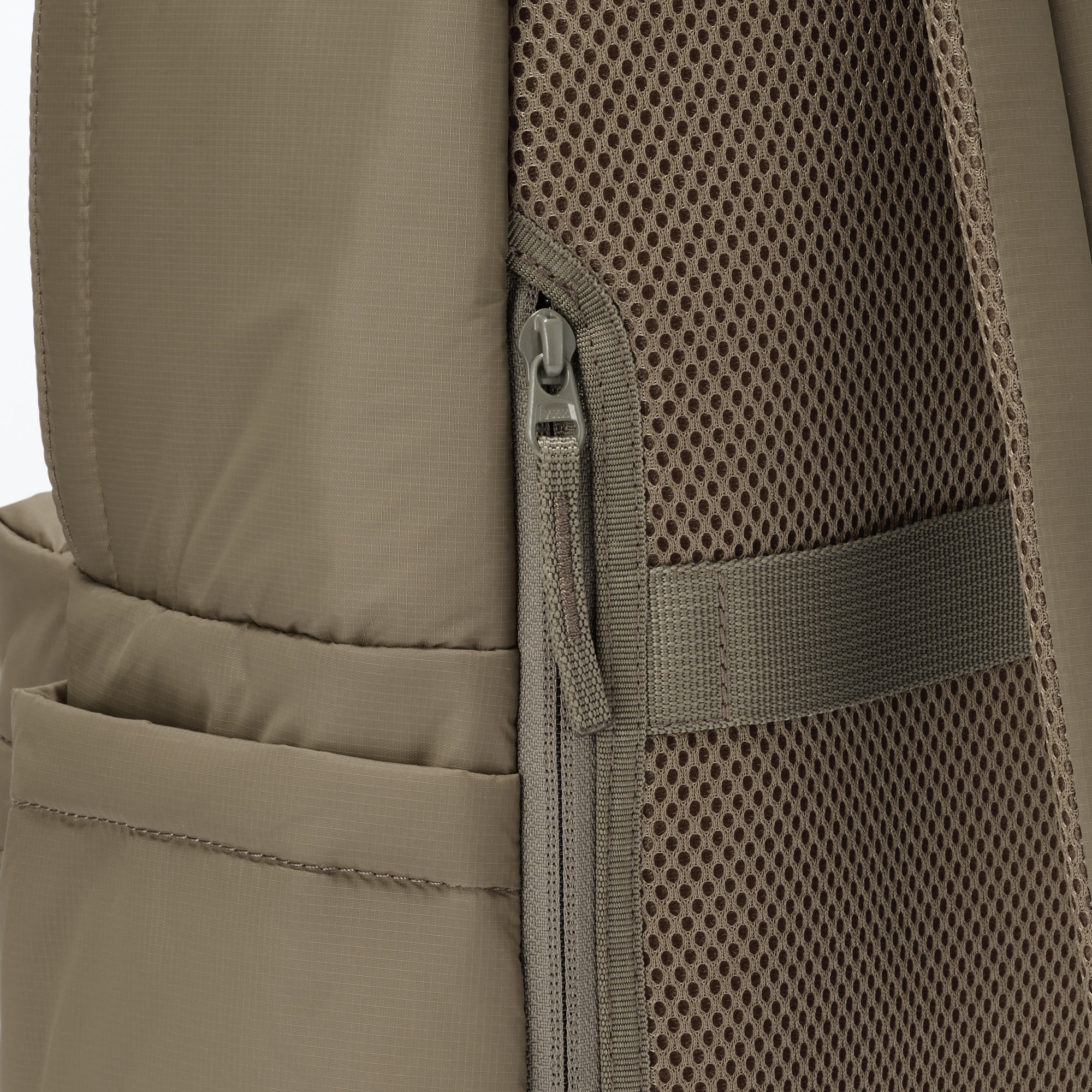 肩の負担を軽くする　撥水中わた入りリュックサック