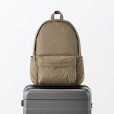 肩の負担を軽くする　撥水中わた入りリュックサック