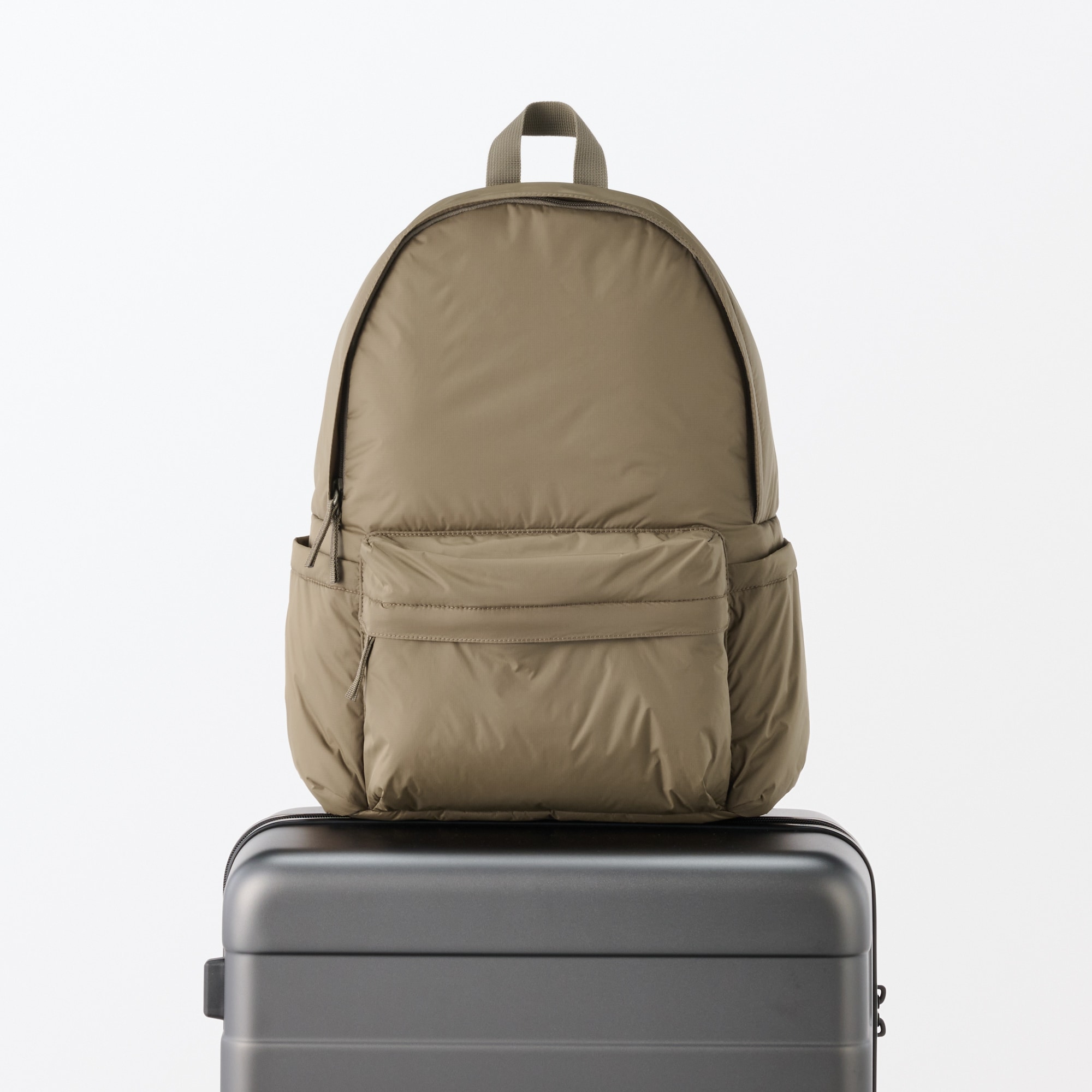 肩の負担を軽くする　撥水中わた入りリュックサック