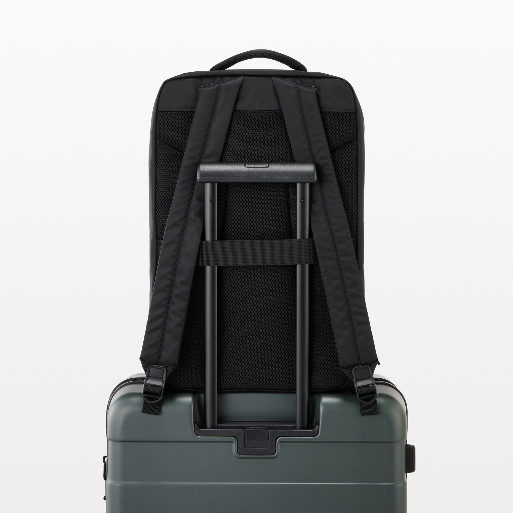 肩の負担を軽くする　撥水ナイロンビジネスリュックサック