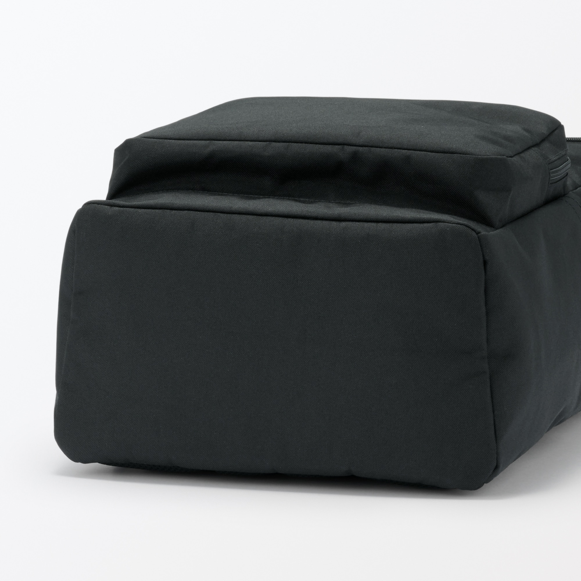 肩の負担を軽くする　撥水上から開くリュックサック