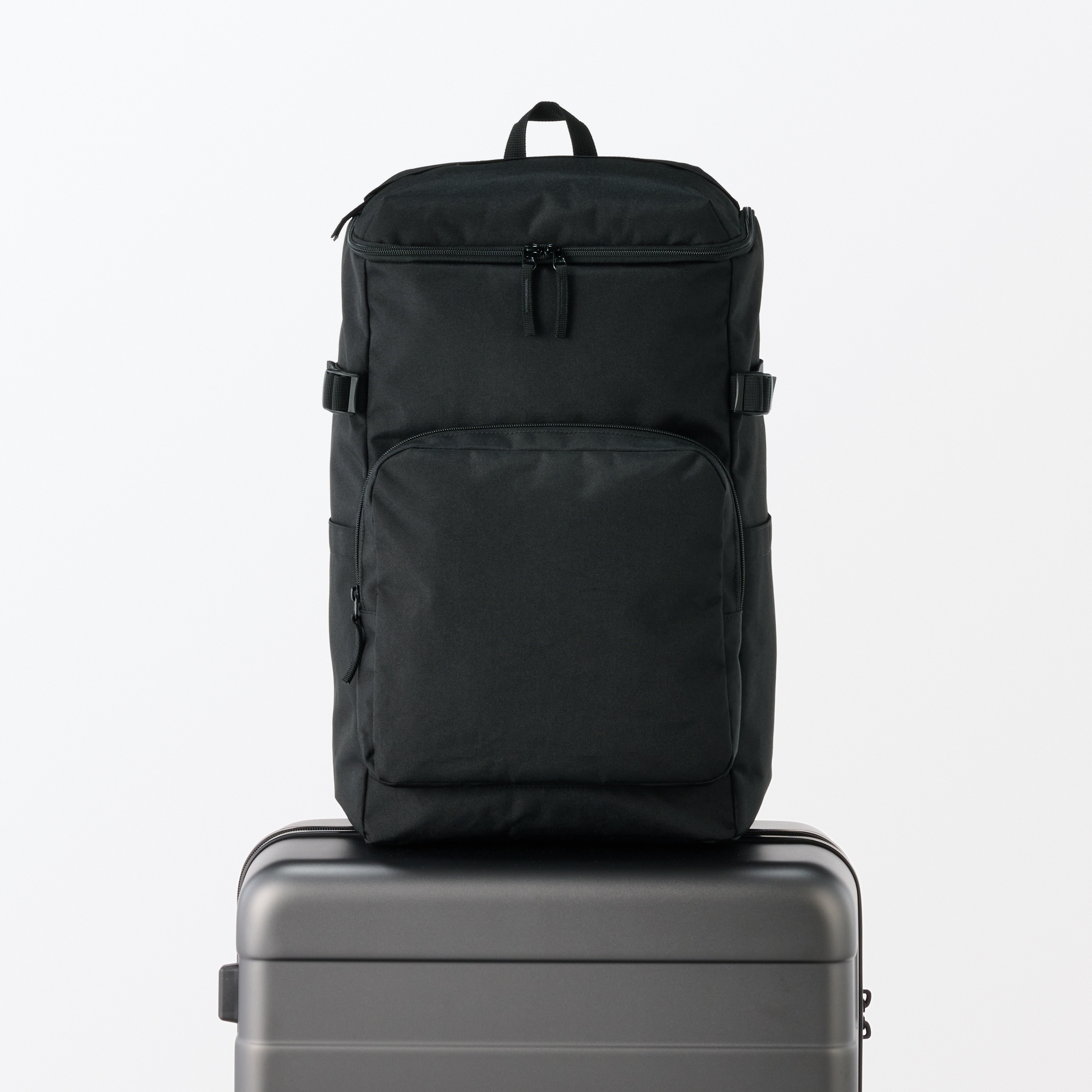 肩の負担を軽くする　撥水上から開くリュックサック