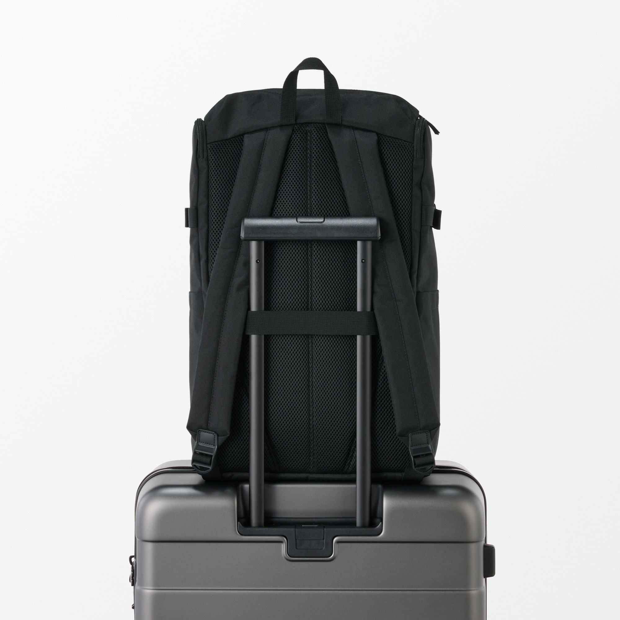 肩の負担を軽くする　撥水上から開くリュックサック